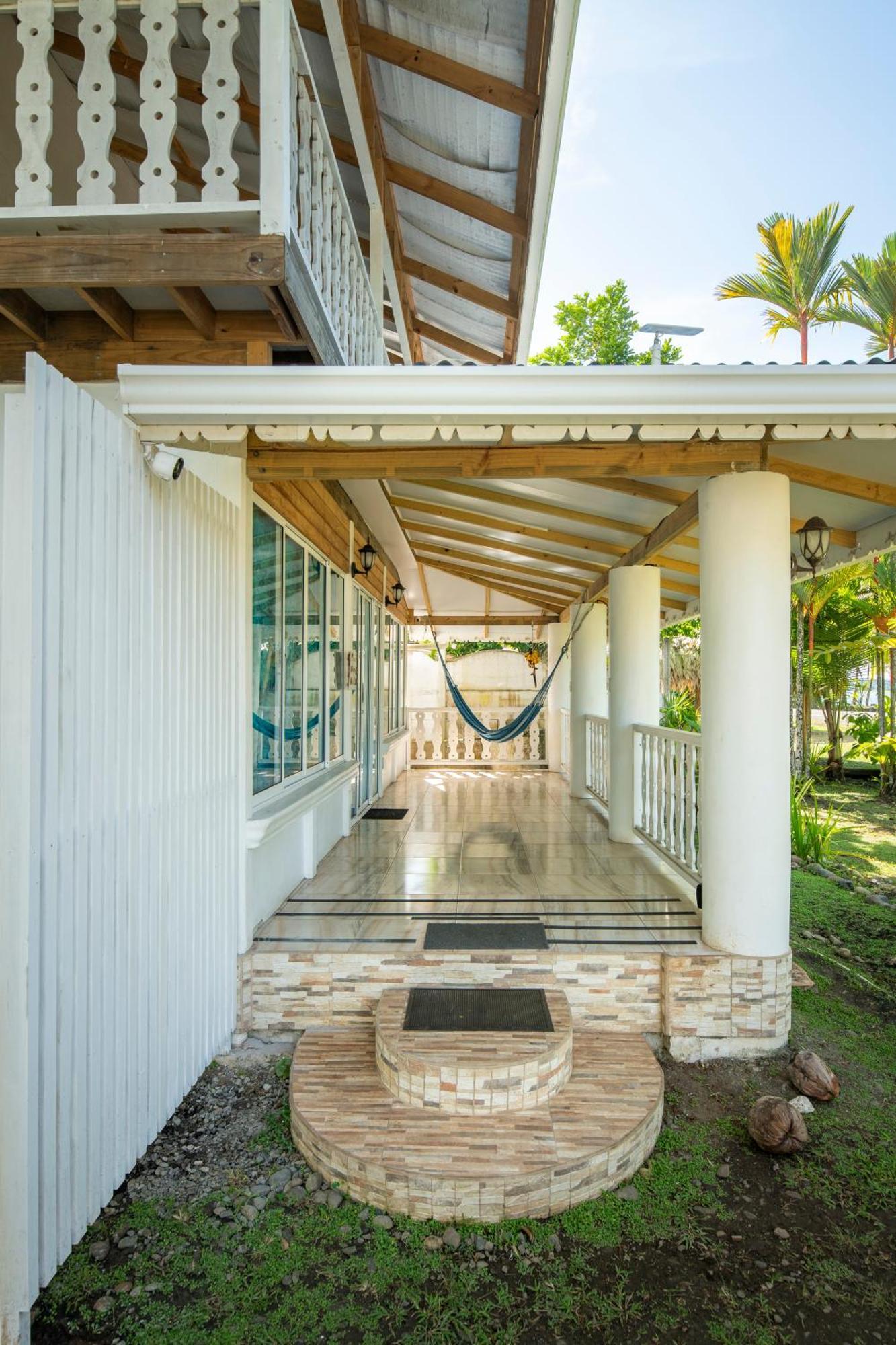 Casa Blanca Beachfront House With Shared Pool Access Pangea Lodge Мансанильо Екстериор снимка
