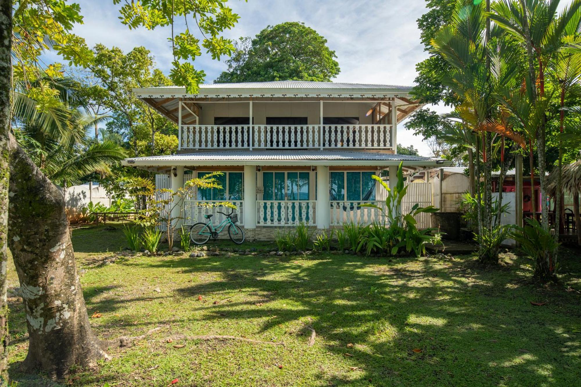 Casa Blanca Beachfront House With Shared Pool Access Pangea Lodge Мансанильо Екстериор снимка